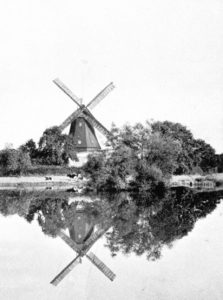 Windmühle mit Mühlenteich