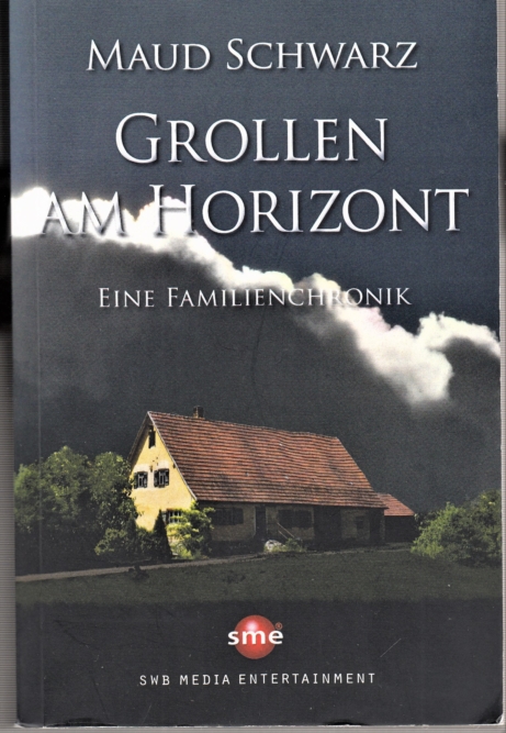 Ein Bauernhaus, gelb mit rotem Ziegeldach, umgeben von Bäumen unter einem düsteren schwarzen Himmel.