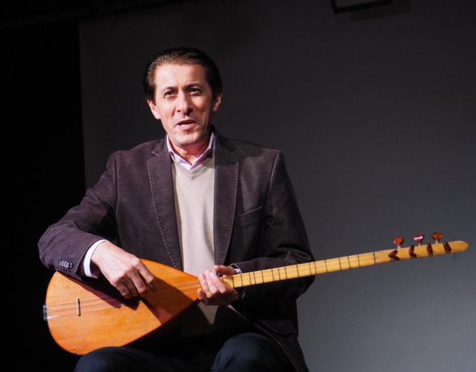 Asir Özek mit der Baglama im Konzert