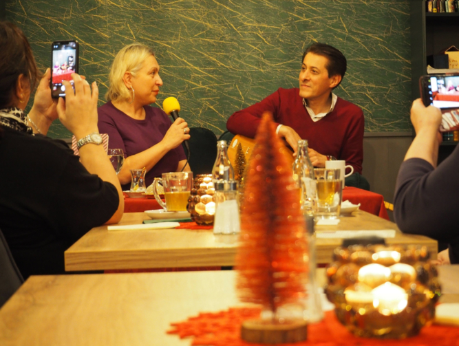 Autorin und Asir Özek - Lesung und Konzert im Café steeedt